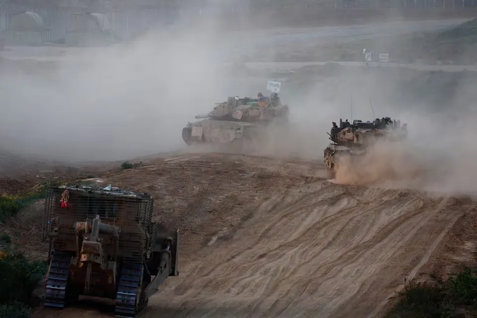 Một đoàn xe tiến vào Dải Gaza ngày 2-3 trong bối cảnh xung đột Israel-Hamas vẫn tiếp diễn. Ảnh: REUTERS Xung đột Israel-Hamas 3-3