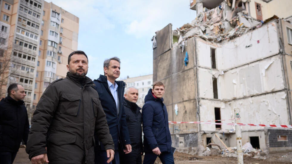 Tổng thống Ukraine Volodymyr Zelensky (trái) và Thủ tướng Hy Lạp Kyriakos Mitsotaki tại TP Odessa (Ukraine) ngày 6-3. Ảnh: AFP Chiến sự Nga-Ukraine 9-3