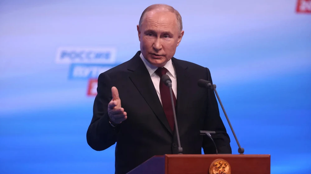 Tổng thống Nga Vladimir Putin phát biểu trước những người ủng hộ chiến dịch tranh cử của ông ở thủ đô Moscow (Nga) tối 17, rạng sáng 18-3. Ảnh: GETTY IMAGES Ông Putin: Có dấu hiệu lính NATO đã đến Ukraine