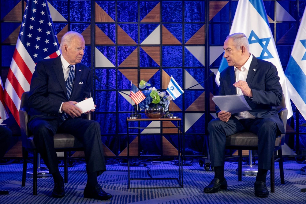 Tổng thống Mỹ Joe Biden (trái) gặp Thủ tướng Israel Benjamin Netanyahu tại Tel Aviv (Israel) ngày 18-1-2023. Ảnh: REUTERS Căng thẳng Biden - Netanyahu vượt tầm kiểm soát sau nghị quyết của LHQ?