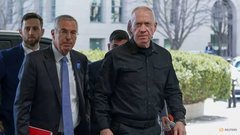 Bộ trưởng Quốc phòng Israel Yoav Gallant (phải). Ảnh: REUTERS Vụ ĐSQ Iran bị không kích: Israel tuyên bố sẵn sàng cho 'mọi kịch bản' với Iran