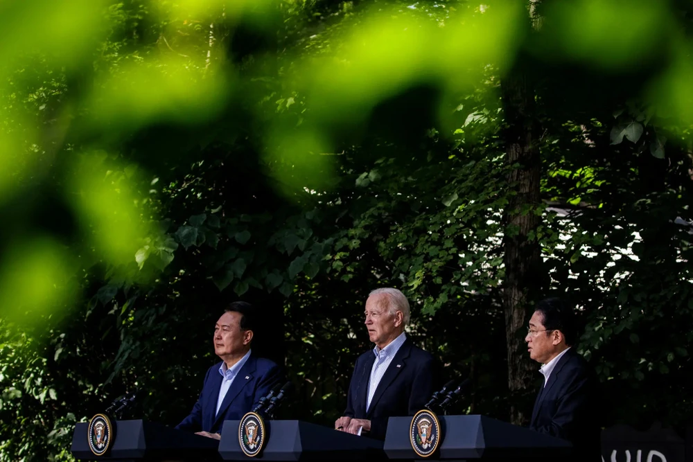 (Từ trái sang) Tổng thống Hàn Quốc Yoon Suk Yeol, Tổng thống Mỹ Joe Biden và Thủ tướng Nhật Fumio Kishida tổ chức thượng đỉnh ba bên tại Mỹ vào tháng 8-2023. Ảnh: THE NEW YORK TIMES Hậu bầu cử quốc gia, chính sách của Hàn Quốc ra sao?