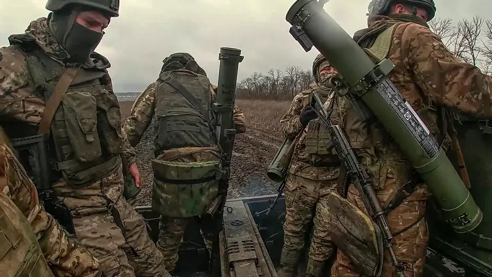 Binh sĩ Nga tại một địa điểm không được tiết lộ ở Ukraine trong bức ảnh do quân đội Nga công bố đầu tháng 4. Ảnh: BỘ QUỐC PHÒNG NGA Chiến sự Nga - Ukraine 12-4