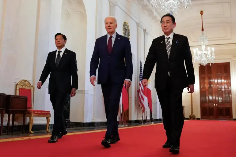 Tổng thống Mỹ Joe Biden (giữa), Thủ tướng Nhật Fumio Kishida (phải) và Tổng thống Philippines Ferdinand Marcos Jr tại thượng đỉnh ba bên Mỹ-Nhật-Philippines ở Nhà Trắng, thủ đô Washington D.C, (Mỹ) ngày 11-4. Ảnh: REUTERS Mỹ, Trung lời qua tiếng lại sau thượng đỉnh ba bên Mỹ-Nhật-Philippines