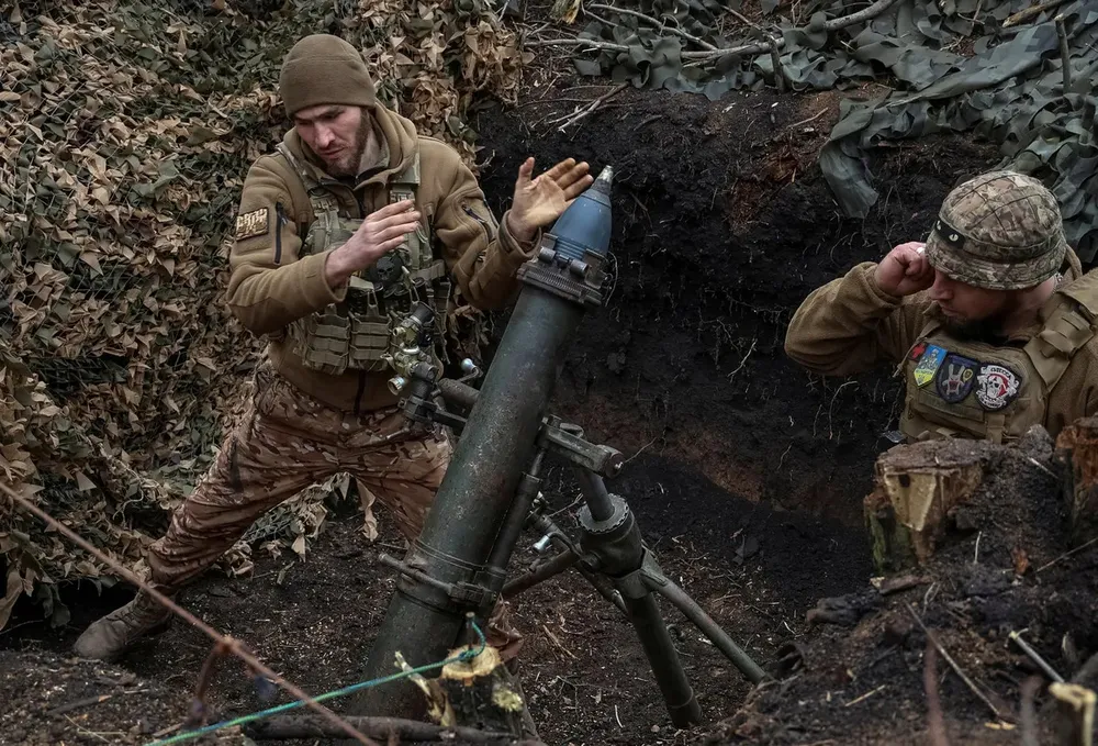 Binh sĩ Ukraine tham chiến gần TP Bakhmut, tỉnh Donetsk (miền Đông Ukraine). Ảnh: REUTERS Chiến sự Nga - Ukraine 16-4: Có tin Ukraine tấn công sở chỉ huy của Nga ở Crimea