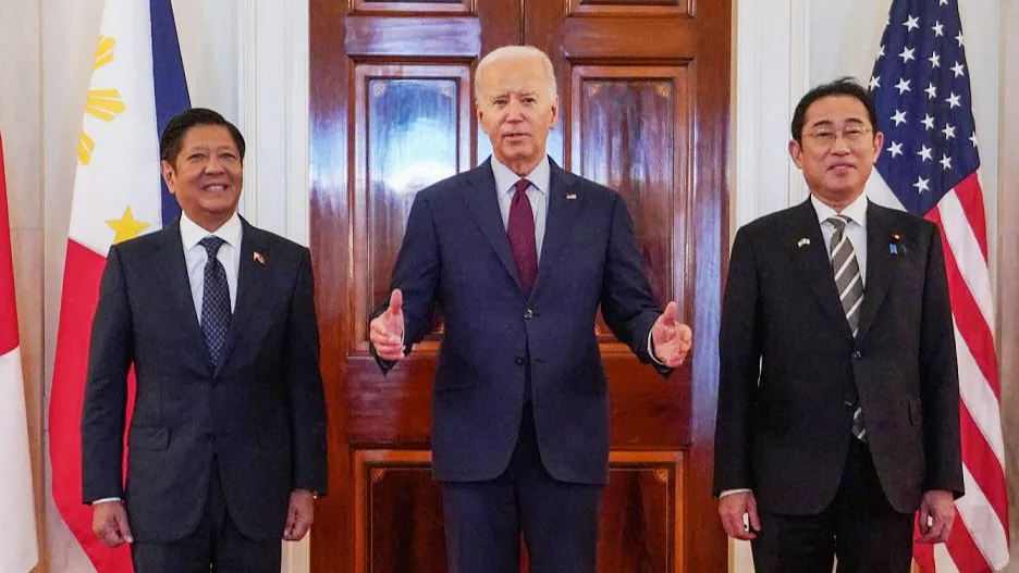 Tổng thống Mỹ Joe Biden (giữa), Thủ tướng Nhật Fumio Kishida (phải) và Tổng thống Philippines Ferdinand Marcos Jr tại thượng đỉnh ba bên Mỹ-Nhật-Philippines ở Nhà Trắng, thủ đô Washington D.C, (Mỹ) ngày 11-4. Ảnh: REUTERS Những ngày căng thẳng trong quan hệ Mỹ-Trung