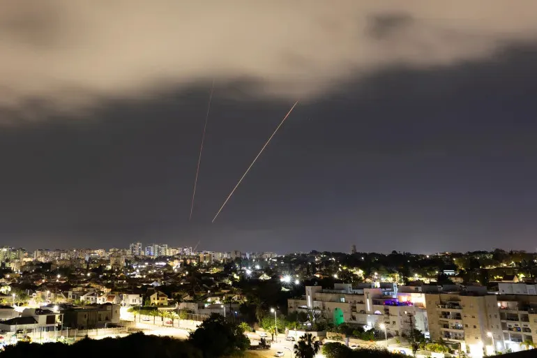 Hệ thống phòng không Israel phản ứng trước cuộc tấn công đêm 13, sáng 14-4 của Iran vào Israel. Ảnh: REUTERS Israel tiến thoái lưỡng nan khi tính toán đáp trả Iran