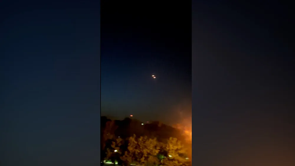 Đốm sáng được cho là hỏa lực từ Israel tấn công Iran. Ảnh: IRGC Căng thẳng Iran - Israel đã kết thúc?