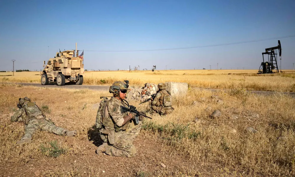 Quân đội Mỹ tuần tra gần một mỏ dầu ở phía đông bắc Syria. Ảnh: AFP Reuters: Năm quả rocket bắn từ Iraq vào căn cứ quân sự Mỹ ở Syria