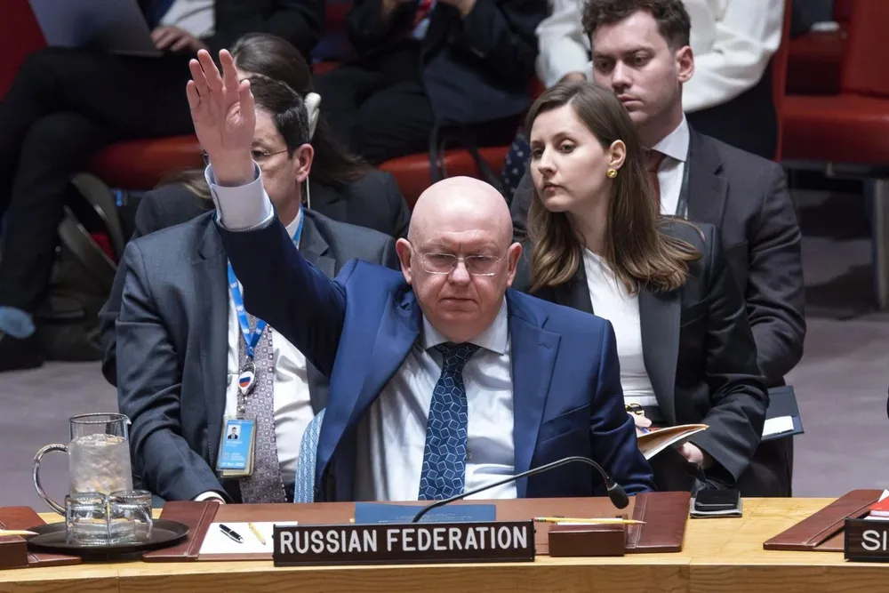 Đại sứ Nga tại Liên Hợp Quốc Vassily Nebenzia giơ tay phủ quyết dự thảo về vũ khí hạt nhân trong không gian do Mỹ đề xuất trong cuộc họp ngày 24-4 của HĐBA. Ảnh: AP Nga, Mỹ tranh cãi gay gắt tại LHQ về vũ khí hạt nhân trong không gian