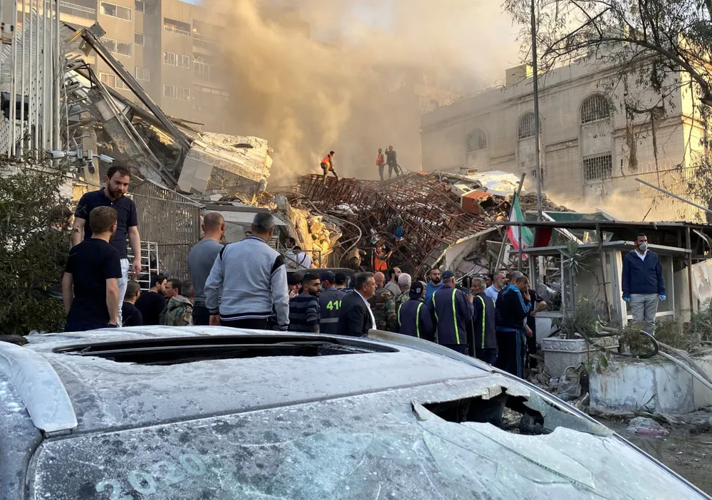 Hiện trường vụ không kích tại tòa nhà lãnh sự bên trong Đại sứ quán Iran ở Syria hôm 1-4. Ảnh: REUTERS Iran trước nỗi lo ông Trump trở lại