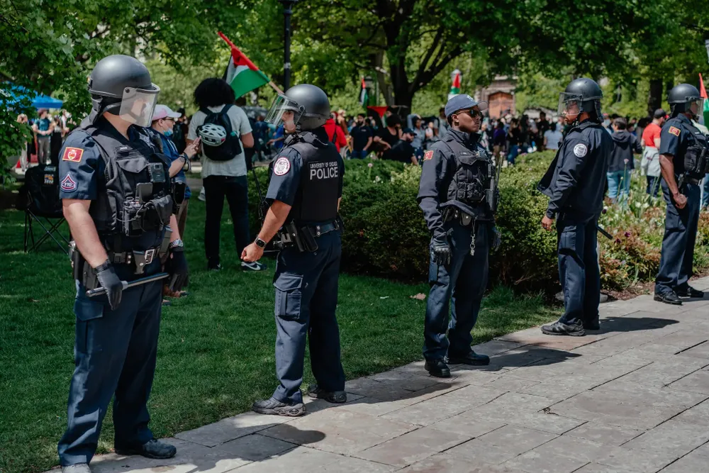 Cảnh sát bang Chicago (Mỹ) theo dõi các cuộc biểu tình phản đối xung đột Israel - Hamas hôm 3-5. Ảnh: THE NEW YORK TIMES Làn sóng khủng bố có yếu tố tôn giáo đe dọa nước Mỹ