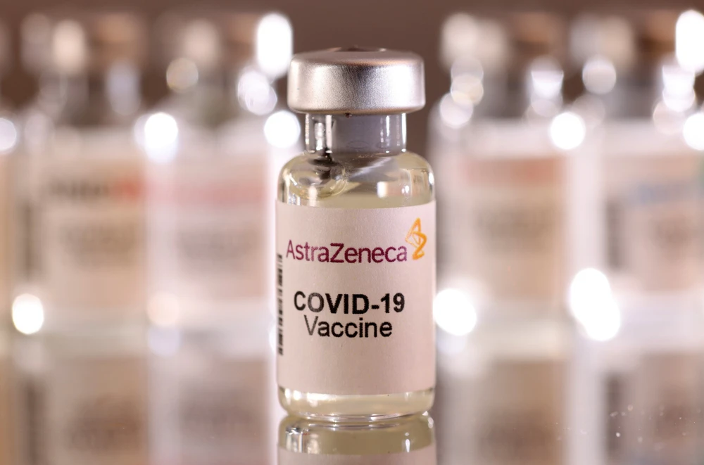 Một lọ vaccine COVID-19 của hãng AstraZeneca. Ảnh: REUTERS AstraZeneca thu hồi vaccine COVID-19
