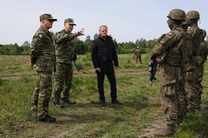 Thủ tướng Ba Lan Donald Tusk (giữa) thăm biên giới Ba Lan -Belarus ngày 11-5. Ảnh: EPA-EFE Ba Lan gia cố biên giới phía đông