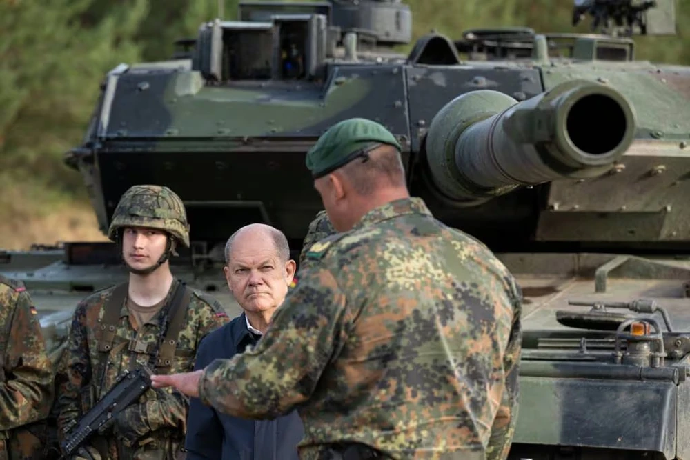 Thủ tướng Đức Olaf Scholz đứng cạnh xe tăng chiến đấu chủ lực Leopard 2 của quân đội Đức hồi năm 2022. Ảnh: GETTY IMAGES Đức trở thành một trong những nhà cung cấp vũ khí hàng đầu thế giới
