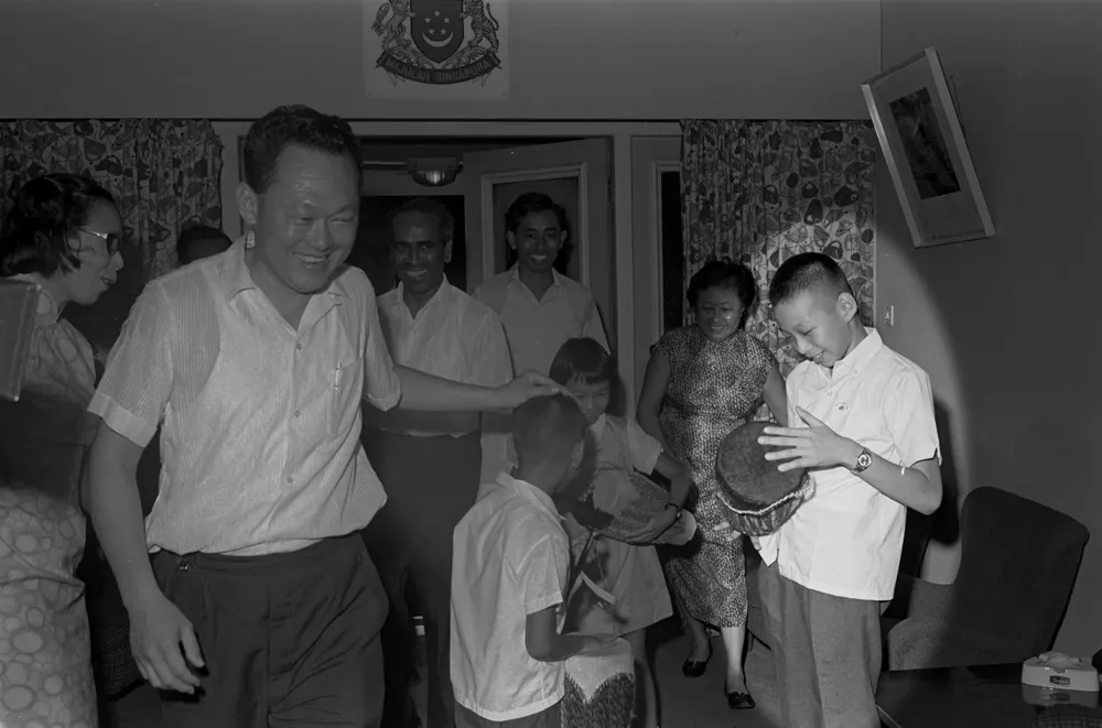 Thuở nhỏ, ông Lý Hiển Long thường theo cha vận động tranh cử và xuất hiện trong nhiều sự kiện. Ông Lý luôn nhận được sự quan tâm đặc biệt của người dân. singapore-1.jpg