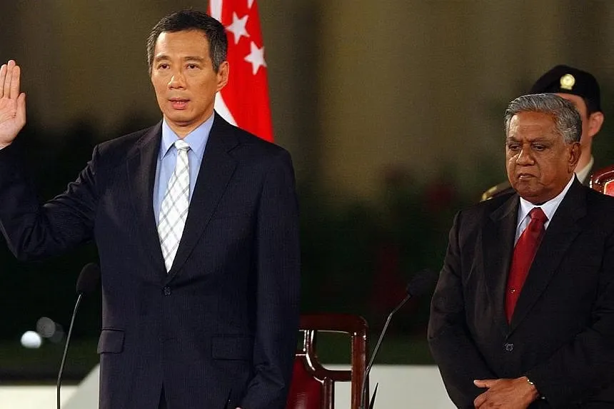 Một năm sau, ông Lý Hiển Long tuyên thệ nhậm chức Thủ tướng Singapore. Ông Lý Hiển Long: Vị thủ tướng trưởng thành dưới tầm mắt của người dân Singapore