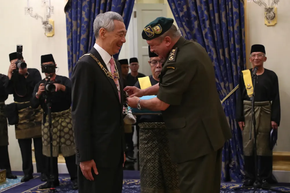 Quốc vương Malaysia Sultan Ibrahim Sultan Iskandar trao tặng huân chương cho Thủ tướng Lý Hiển Long vào năm 2022. singapore-16.jpg
