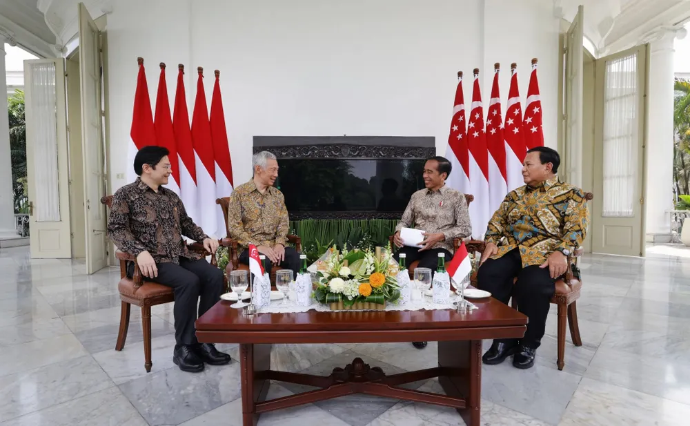 Tháng 4 năm nay, ông Lý Hiển Long đã đến thăm Indonesia, gặp Tổng thống Indonesia - ông Joko Widodo. Đây cũng là chuyến công du cuối cùng của ông trên cương vị thủ tướng. Ông Lý Hiển Long: Vị thủ tướng trưởng thành dưới tầm mắt của người dân Singapore