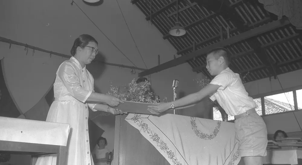 Ở trường, ông Lý Hiển Long là một học sinh giỏi với nhiều giải thưởng. Ông Lý Hiển Long: Vị thủ tướng trưởng thành dưới tầm mắt của người dân Singapore