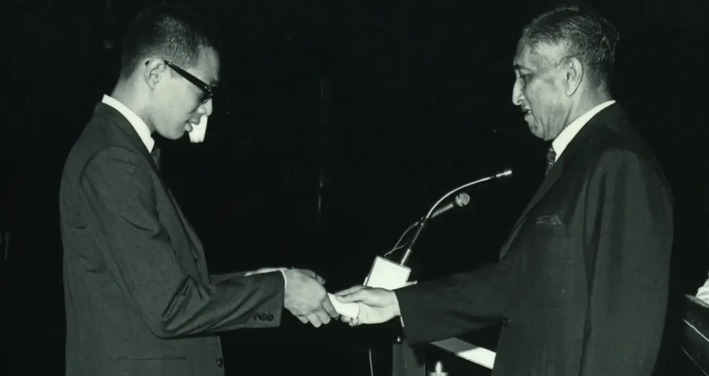 Năm 1970, ông Lý Hiển Long là một trong tám người nhận được học bổng từ Tổng thống Singapore Yusof Ishak. Ông Lý Hiển Long: Vị thủ tướng trưởng thành dưới tầm mắt của người dân Singapore