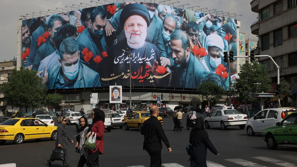 Biển tưởng nhớ Tổng thống Iran Ebrahim Raisi và các quan chức thiệt mạng trong vụ tai nạn trực thăng đặt tại thủ đô Tehran (Iran) ngày 21-5. Ảnh: WANA VIDEO: Linh cửu tổng thống Iran về thủ đô Tehran