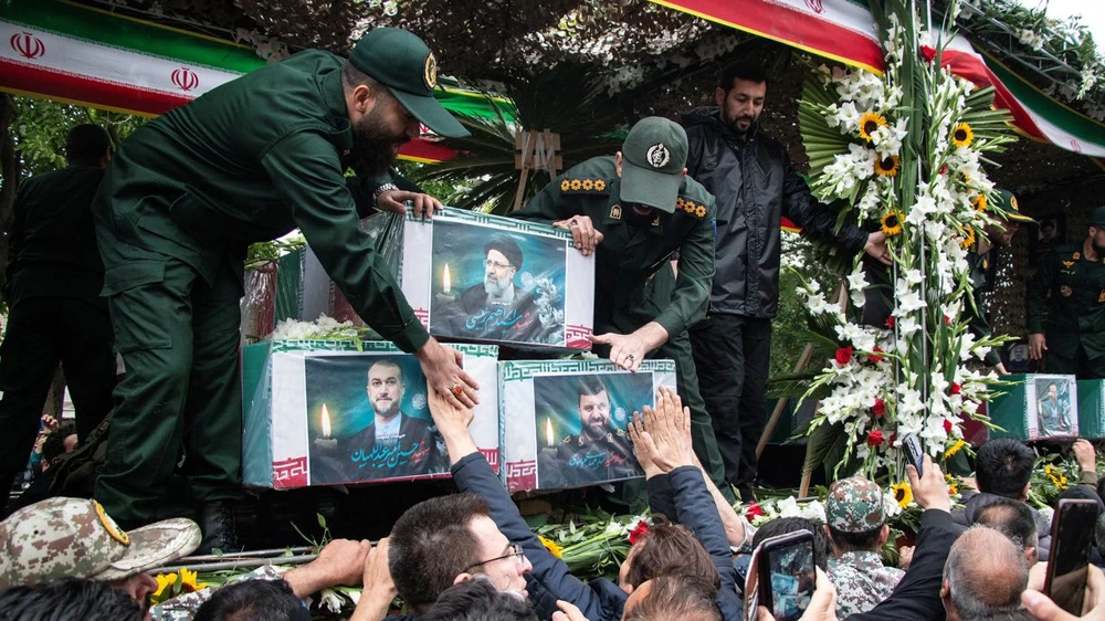 Những người đưa tiễn Tổng thống Iran Ebrahim Raisi và các quan chức thiệt mạng trong vụ tai nạn trực thăng trong lễ tang ở TP Tabriz (tỉnh Đông Azerbaijan, Iran) hôm 20-5. Ảnh: WANA VIDEO: Linh cửu tổng thống Iran về thủ đô Tehran
