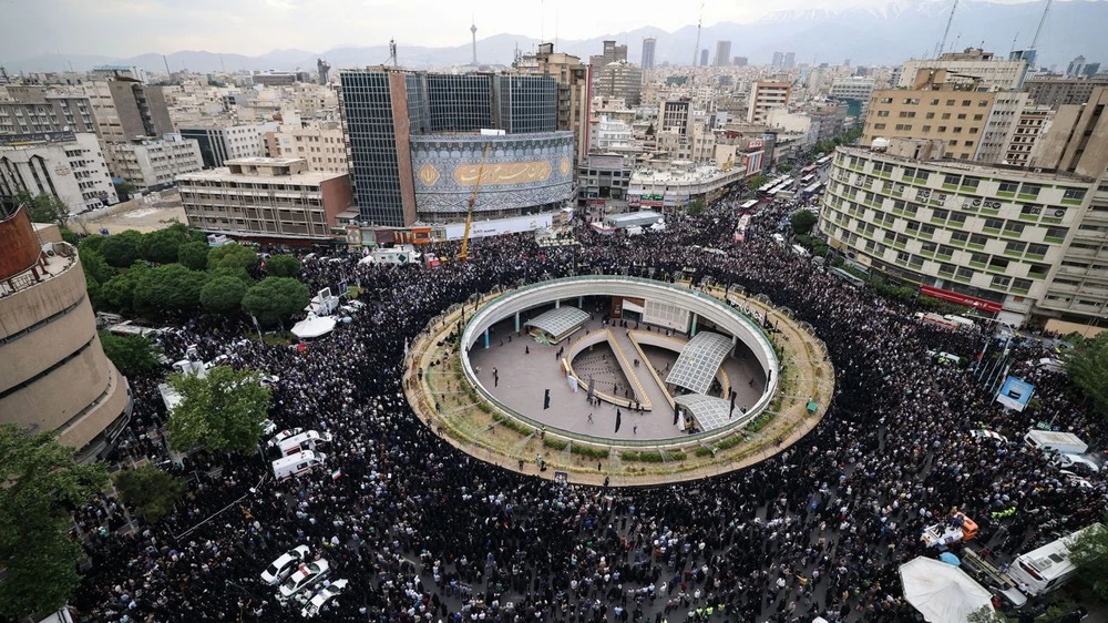 Người dân thủ đô Tehran đưa tiễn ông Raisi và các quan chức thiệt mạng trong vụ tai nạn trực thăng. Ảnh: AFP VIDEO: Linh cửu tổng thống Iran về thủ đô Tehran