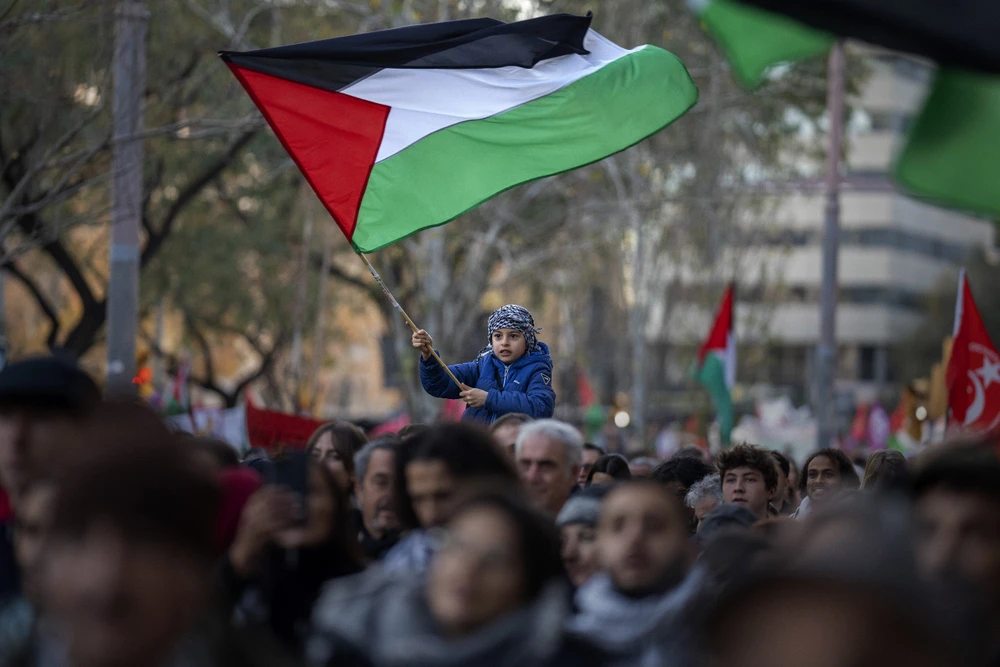 Biểu tình ủng hộ người Palestine và kêu gọi ngừng bắn ngay lập tức ở Gaza tại TP Barcelona (Tây Ban Nha) ngày 20-1. Ảnh: AP Công nhận nhà nước Palestine có thể ngăn cuộc chiến của Israel ở Gaza?