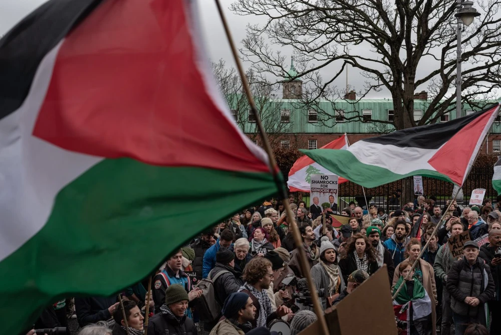 Người biểu tình giương cờ Palestine ở thủ đô Dublin (Ireland) hồi tháng 2. Ảnh: GETTY IMAGES Công nhận nhà nước Palestine có thể ngăn cuộc chiến của Israel ở Gaza?