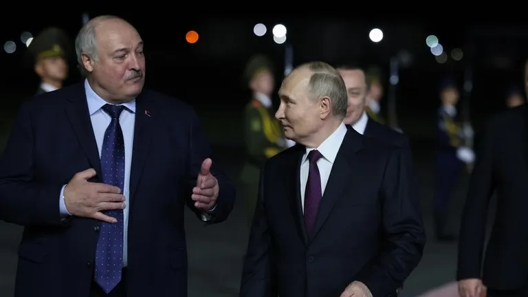 Tổng thống Belarus - ông Alexander Lukashenko (trái) chào đón người đồng cấp Nga Vladimir Putin tại sân bay Minsk (Belarus) hôm 23-5. Ảnh: SPUTNIK Ông Putin thảo luận về tập trận hạt nhân với ông Lukashenko