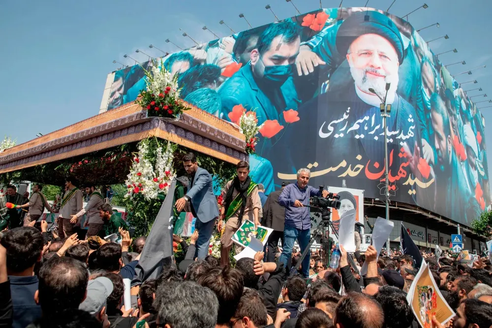 Người dân thủ đô Tehran (Iran) tiễn đưa linh cữu Tổng thống Raisi về nơi an nghỉ hôm 23-5. Ảnh: GETTY IMAGES Bộ Tổng tham mưu Iran: Trực thăng chở Tổng thống Raisi không bị trúng đạn