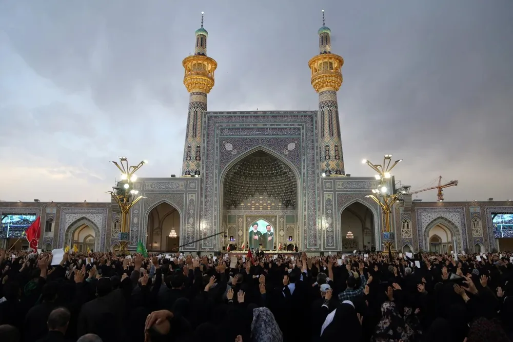 Hàng ngàn người dự lễ an táng Tổng thống Iran Ebrahim Raisi tại TP Mashhad (Iran) ngày 23-5. Ảnh: EPA-EFE tong-thong-raisi.jpg