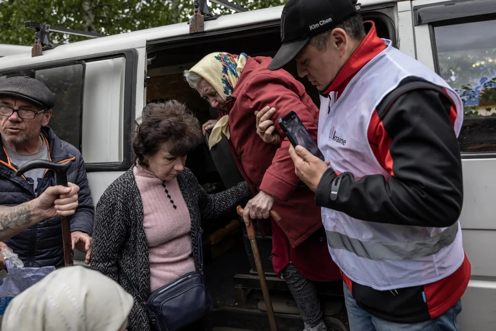 Người dân Ukraine sơ tán khỏi tỉnh Kharkiv giữa tháng 5. Ảnh: THE NEW YORK TIMES Nga liên tục giành thắng lợi, chiến trường Ukraine giờ ra sao?