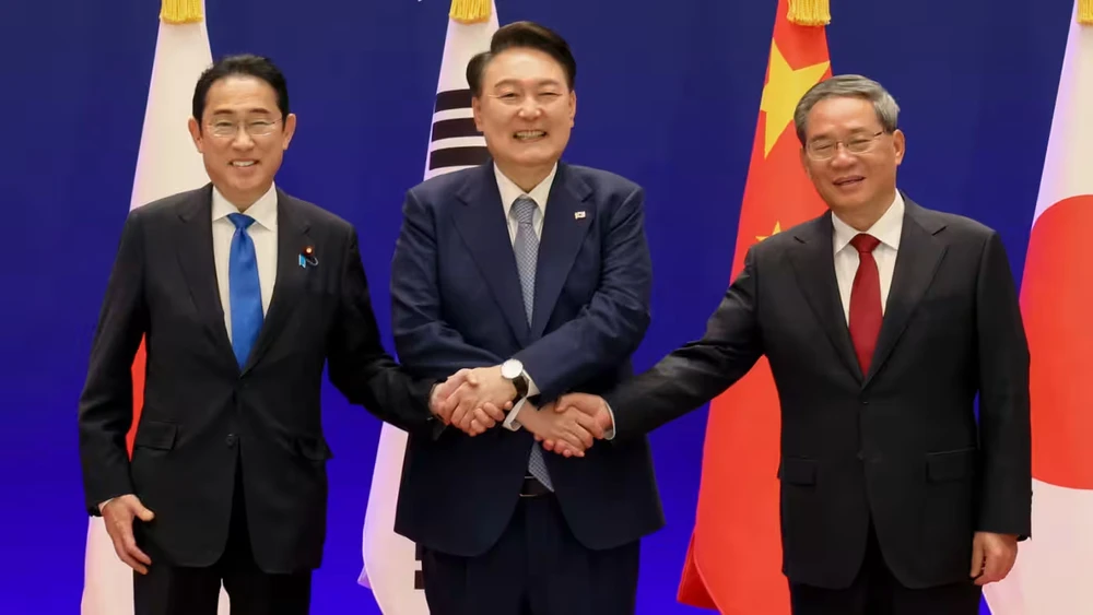 (từ phải sang) Thủ tướng Trung Quốc Lý Cường, Tổng thống Hàn Quốc Yoon Suk Yeol và Thủ tướng Nhật Fumio Kishida tại thượng đỉnh ba bên Trung-Nhật-Hàn ở thủ đô Seoul (Hàn Quốc) ngày 27-5. Ảnh: NIKKIE ASIA Thượng đỉnh Trung-Nhật-Hàn: ‘Khởi đầu mới’ cho quan hệ ba bên
