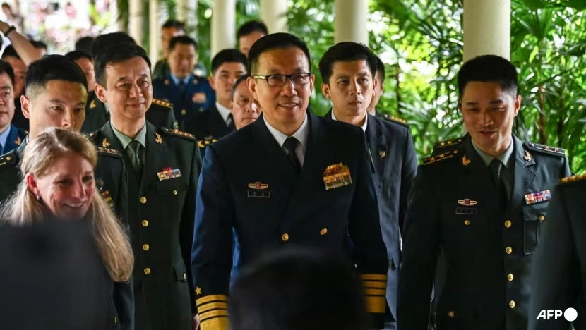 Bộ trưởng Quốc phòng Trung Quốc Đổng Quân (giữa) sau cuộc gặp song phương với Bộ trưởng Quốc phòng Mỹ Lloyd Austin bên lề Đối thoại Shangri-La lần thứ 21 tại khách sạn Shangri-La (Singapore) ngày 31-5. Ảnh: AFP Bộ trưởng quốc phòng Mỹ, Trung gặp nhau bên lề Đối thoại Shangri-La