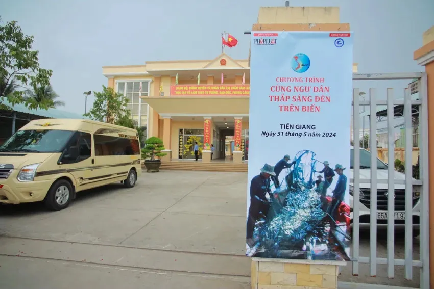 Chiều 31-5, Chương trình “Cùng ngư dân thắp sáng đèn trên biển” đến với bà con ngư dân tỉnh Tiền Giang. Toàn cảnh chương trình 'Cùng ngư dân thắp sáng đèn trên biển' tại Tiền Giang