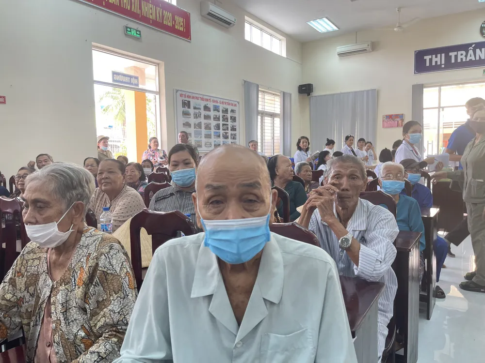 Từ sáng sớm, đã rất đông bà con đến UBND thị trấn Vàm Láng để được thăm khám. Ảnh: THẢO VY Cùng ngư dân thắp sáng đèn trên biển: Bà con Tiền Giang vui mừng khi được bác sĩ đến thăm khám