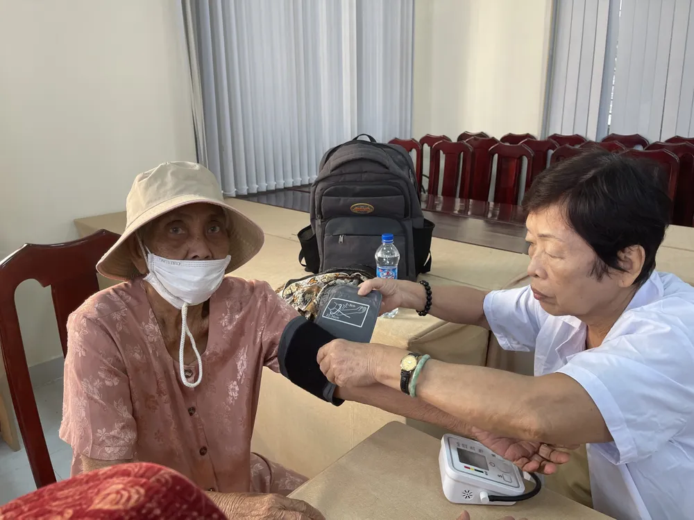 Người dân được đo huyết áp trước khi khám. Ảnh: THẢO VY cung-ngu-dan-thap-sang-den-tren-bien-11.jpg