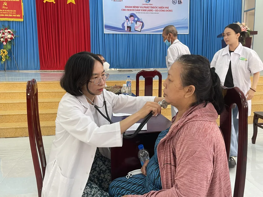 Người dân được đo huyết áp trước khi khám. Ảnh: HẢI DƯƠNG Cùng ngư dân thắp sáng đèn trên biển: Bà con Tiền Giang vui mừng khi được bác sĩ đến thăm khám