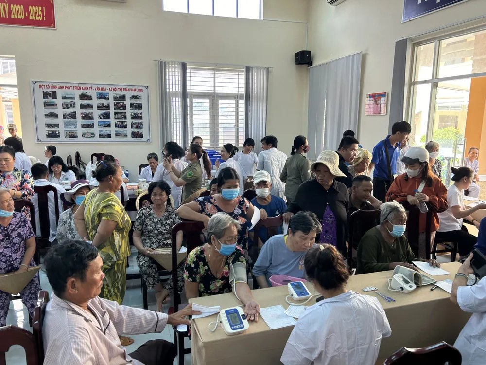 Rất đông bà con đến UBND thị trấn Vàm Láng để khám bệnh, nhận thuốc miễn phí. Ảnh: HẢI DƯƠNG cung-ngu-dan-thap-sang-den-tren-bien-13.jpg