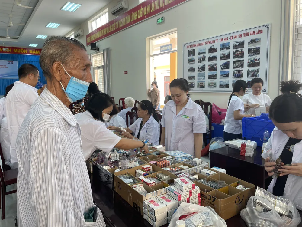 Bác sĩ chuẩn bị thuốc để phát miễn phí cho người dân xã Kiểng Phước và thị trấn Vàm Láng, huyện Gò Công, Tiền Giang. Ảnh: THẢO VY cung-ngu-dan-thap-sang-den-tren-bien-14.jpg