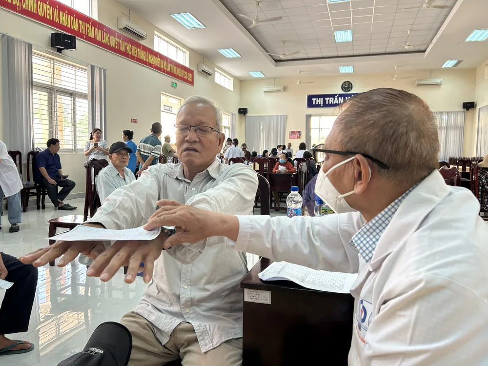 Các bác sĩ thăm khám tận tình. Ảnh: HẢI DƯƠNG cung-ngu-dan-thap-sang-den-tren-bien-14.jpg