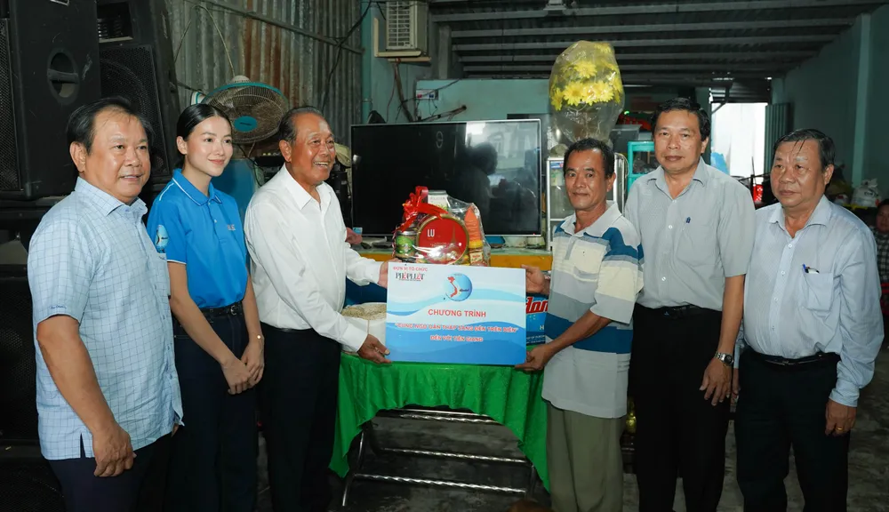 Nguyên Phó Thủ tướng Thường trực Trương Hòa Bình cùng đoàn công tác đến thăm tặng quà gia đình ngư dân Nguyễn Hoàng Tâm (50 tuổi, ngụ khu phố Lăng 3, thị trấn Vàm Láng). Ảnh: THUẬN VĂN cung-ngu-dan-thap-sang-den-tren-bien-2.jpg