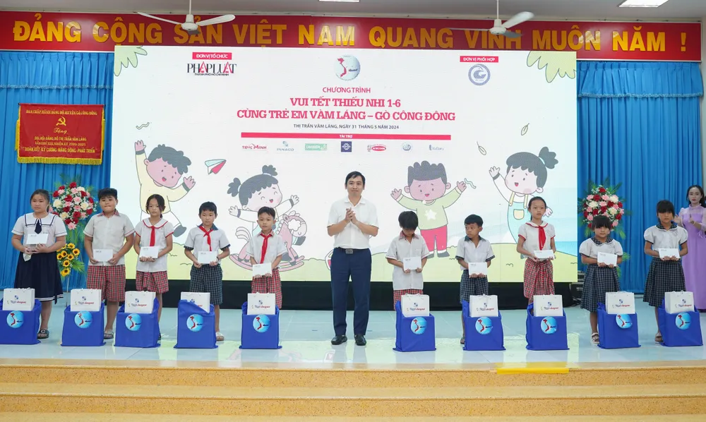 Đại diện nhà tài trợ trao quà cho các em thiếu nhi. Ảnh: THUẬN VĂN cung-ngu-dan-thap-sang-den-tren-bien-7.jpg