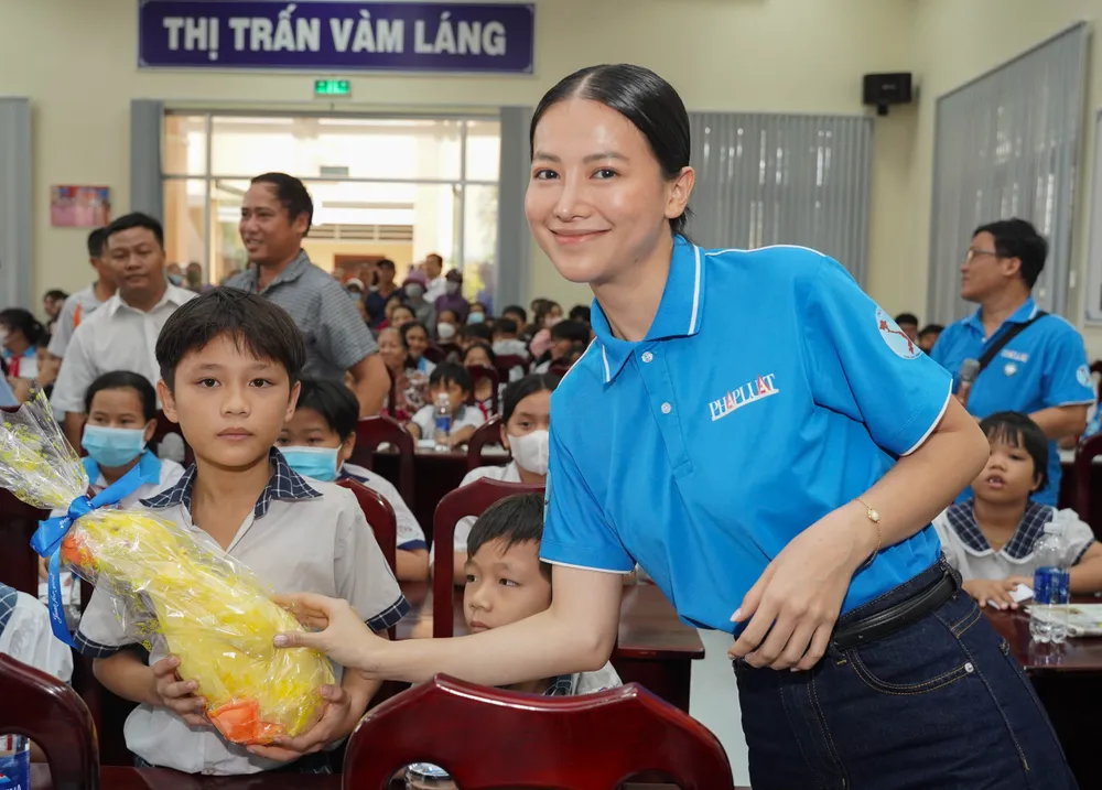 Hoa hậu Phương Khánh tặng gấu bông cho các em thiếu nhi tỉnh Tiền Giang nhân ngày Quốc tế Thiếu nhi 1-6. Ảnh: THUẬN VĂN cung-ngu-dan-thap-sang-den-tren-bien-8.jpg