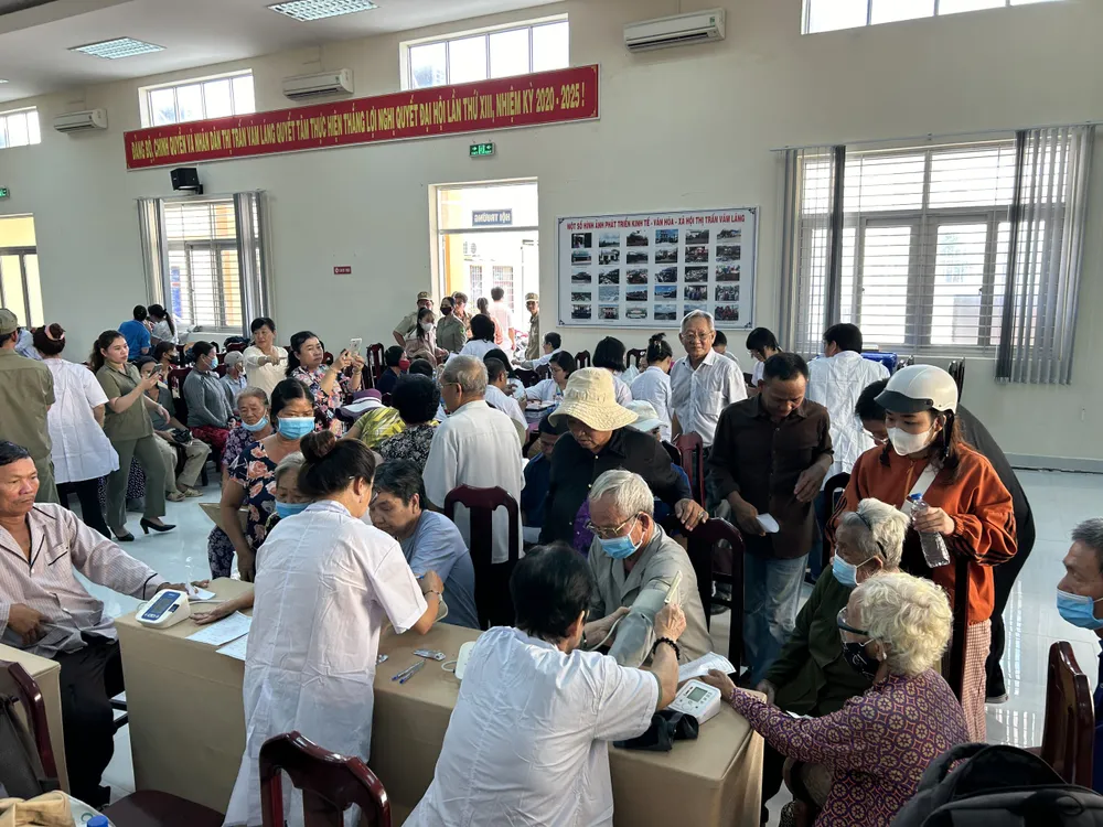 Nhiều người đến từ sớm đợi đoàn bác sĩ đến khám. Ảnh: HẢI DƯƠNG Cùng ngư dân thắp sáng đèn trên biển: Bà con Tiền Giang vui mừng khi được bác sĩ đến thăm khám