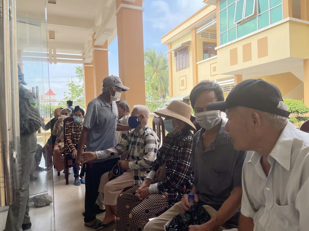 Người dân tại thị trấn Vàm Láng xếp hàng chờ khám bệnh. Ảnh: THẢO VY cung-ngu-dan-thap-sang-den-tren-bien-9.jpg