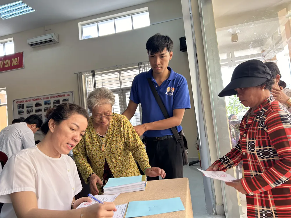 Ban tổ chức hướng dẫn, hỗ trợ bà con trong lúc chờ thăm khám. Ảnh: HẢI DƯƠNG Ban tổ chức hướng dẫn, hỗ trợ bà con trong lúc chờ thăm khám. Ảnh: HẢI DƯƠNG