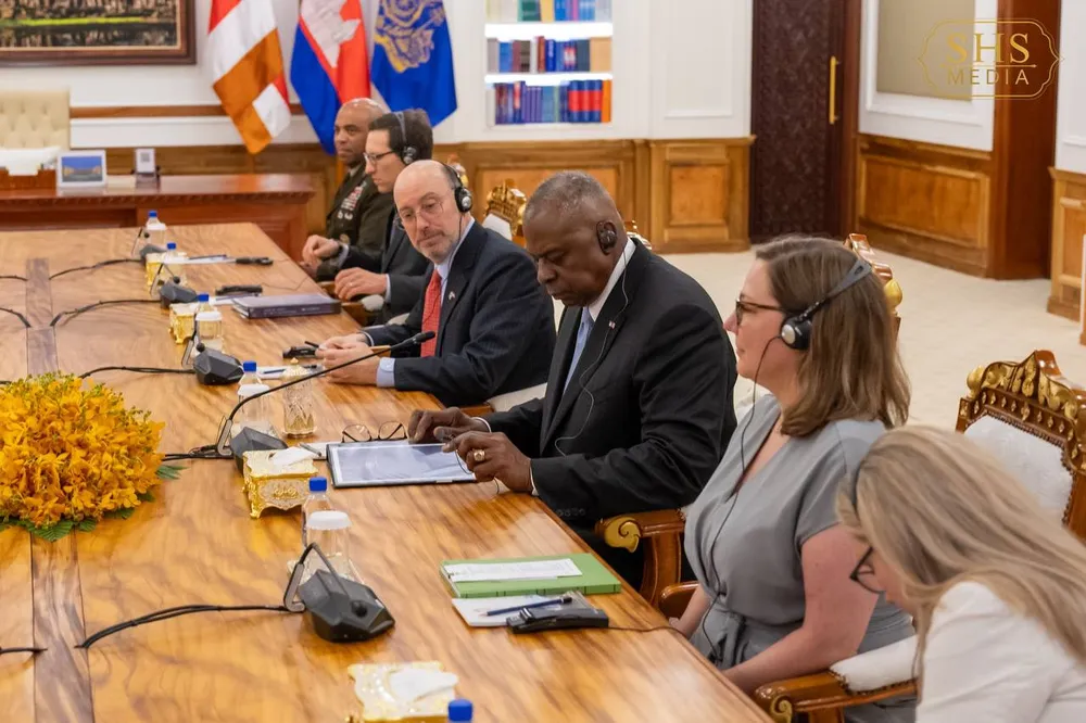 Chùm ảnh: Ông Hun Sen và ông Hun Manet tiếp bộ trưởng quốc phòng Mỹ